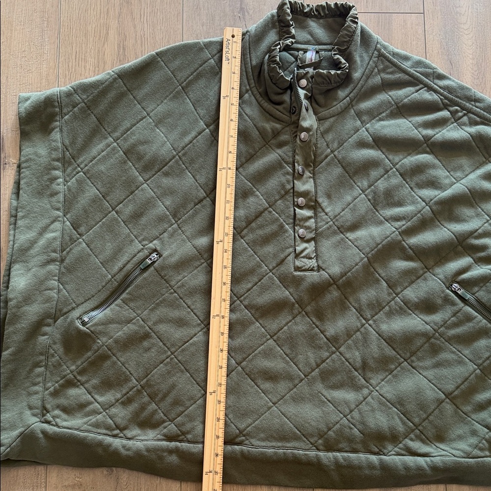 Free People Pick Me Up Poncho Olive Green Quilted Women's Cape Size M Pockets - Picture 14 of 15